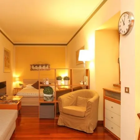 Guesthost - Near Piazza Castello شقة