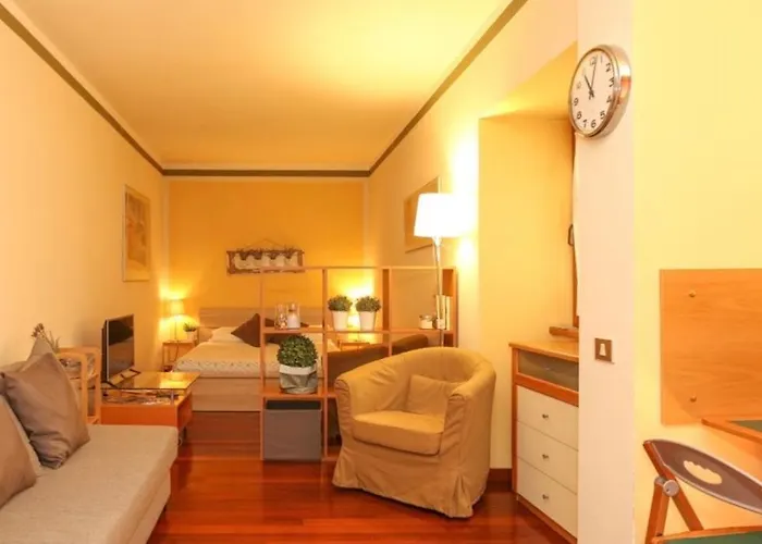 Guesthost - Near Piazza Castello Apartment